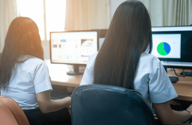 Novinka vo FLOWii: Nové nastavenie k schvaľovaniu absencií