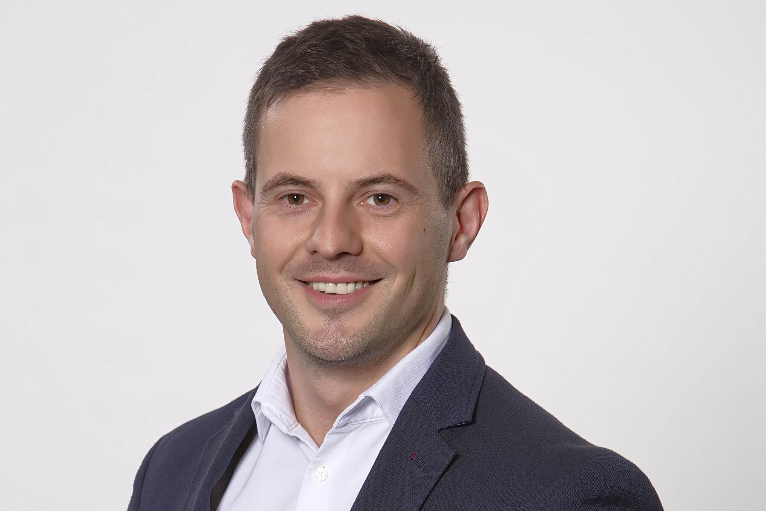 „Aktuálne evidujeme takmer 100-tisíc neobsadených pracovných miest, ktoré nevieme pokryť lokálnymi zamestnancami," hovorí Juraj Pavlisko zo spoločnosti PROPLUSCO.